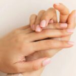 Statt Nagellack: „Nail Tints” retten 2026 unsere Nägel und sehen immer perfekt aus