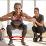 Diese einfache Routine mit Widerstandsbändern kann Muskeln laut Experten besonders schonend und effektiv aufbauen