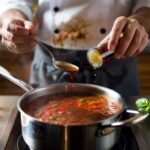 Was ein Profikoch vor dem Abschmecken immer in seine Tomatensoße gibt und warum es den Unterschied macht